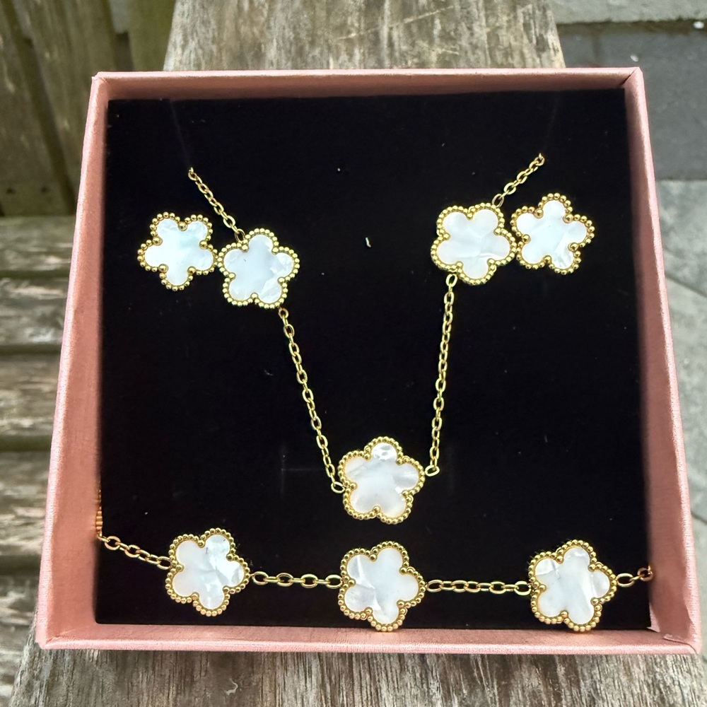 Gold Plated White Clover Flower Bracelet Necklace‎ Earrings Jewlery Box